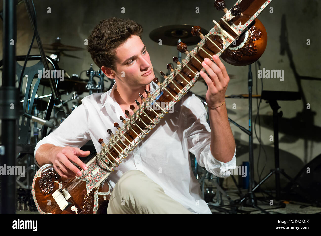 Sitar-Spieler von den i'Laboratorio Musicale Sperimentale' Gruppe Udin & Jazz 2013 Jazz Festival Stockfoto