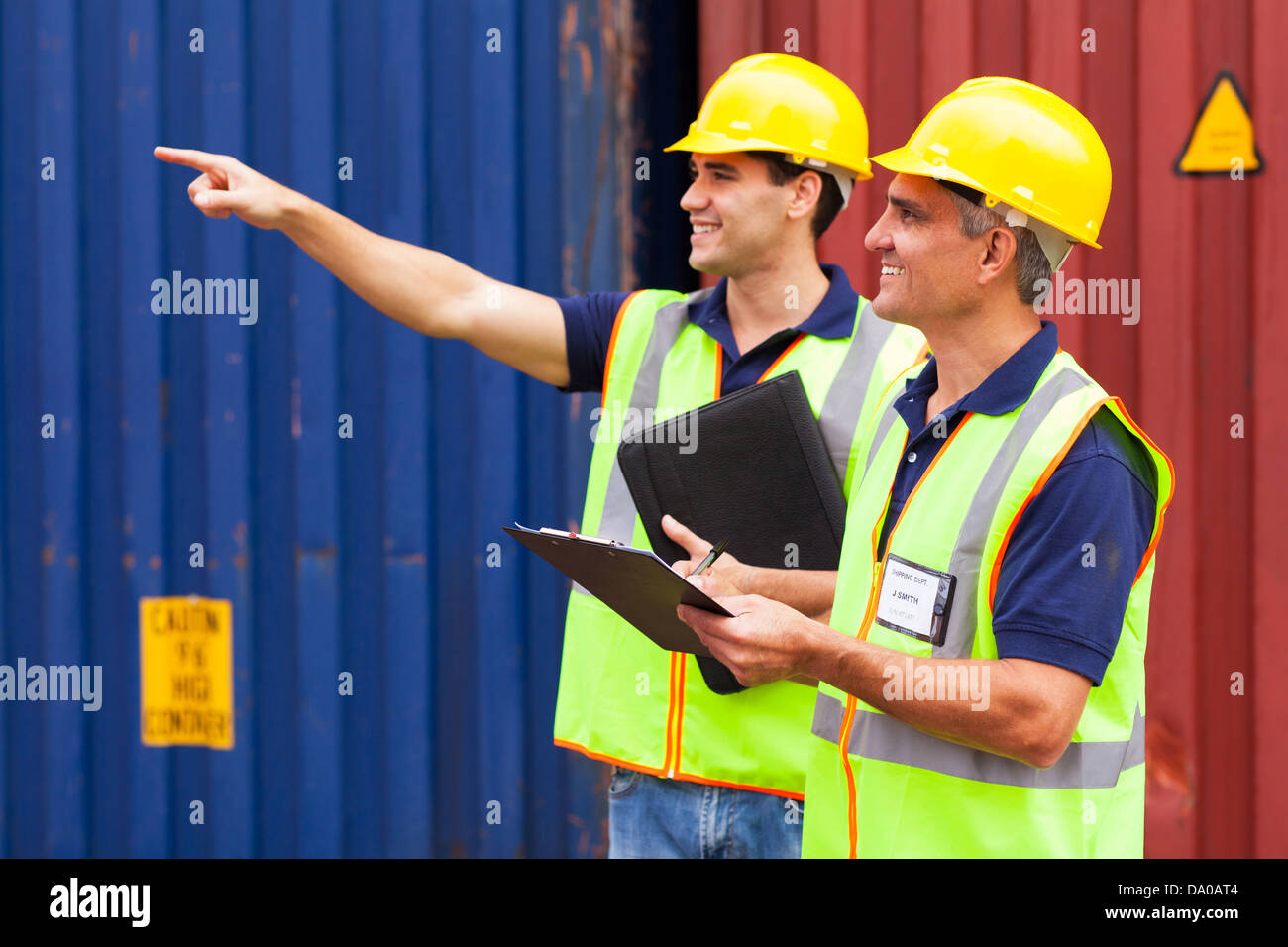 fröhliche Schifffahrt Unternehmen Arbeitnehmer, die am Hafen Stockfoto