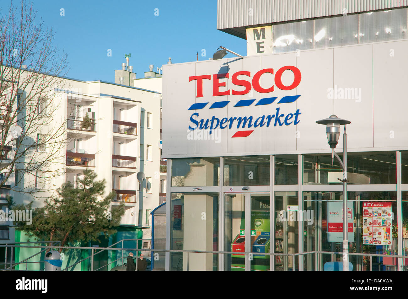 Tesco-Supermarkt in Wohnsiedlung in Wadowice, Polen. Stockfoto