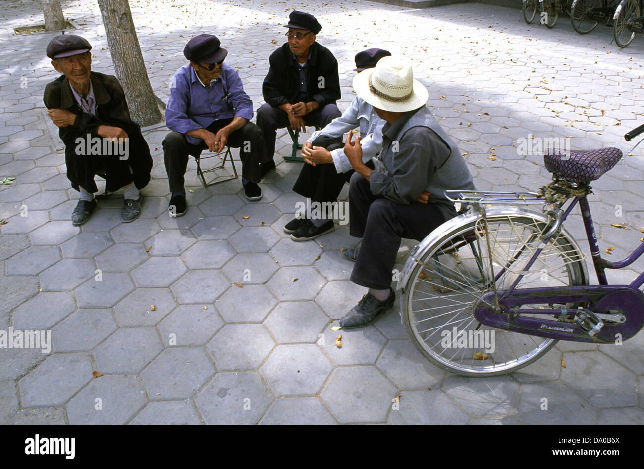 Ältere chinesische Männer in Zhongwei eine Stadt der Provinz Ningxia China Stockfoto Ältere chinesische Männer in Zhongwei eine Stadt der Provinz Ningxia China Stockfoto