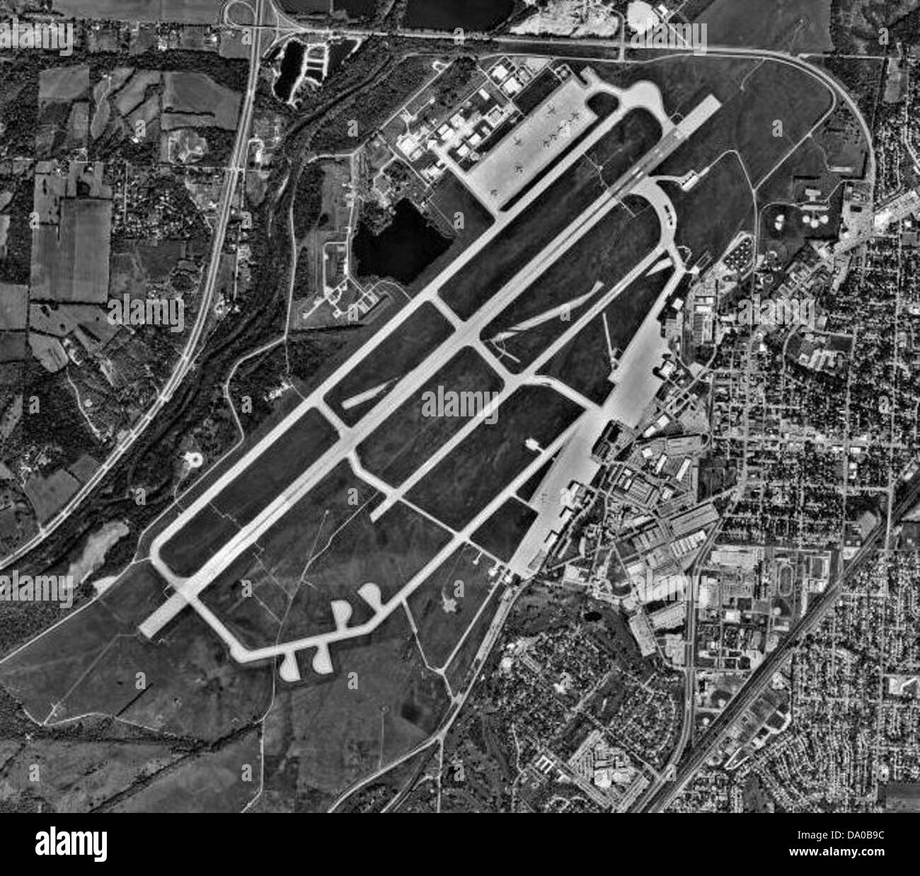 Die Wright-Patterson Air Force Base in Ohio ist eine der größten und wichtigsten US-Luftwaffenstützpunkte. Am 10. Oktober 2000 unterstützte sie weiterhin verschiedene Operationen der Luftwaffe, darunter Forschung, Entwicklung und Wartung von Flugzeugen. Die Basis beherbergt auch wichtige Logistik- und Luftverkehrsprogramme, die wichtige Unterstützung für militärische Einsatzbereitschaft und Operationen bieten. Stockfoto
