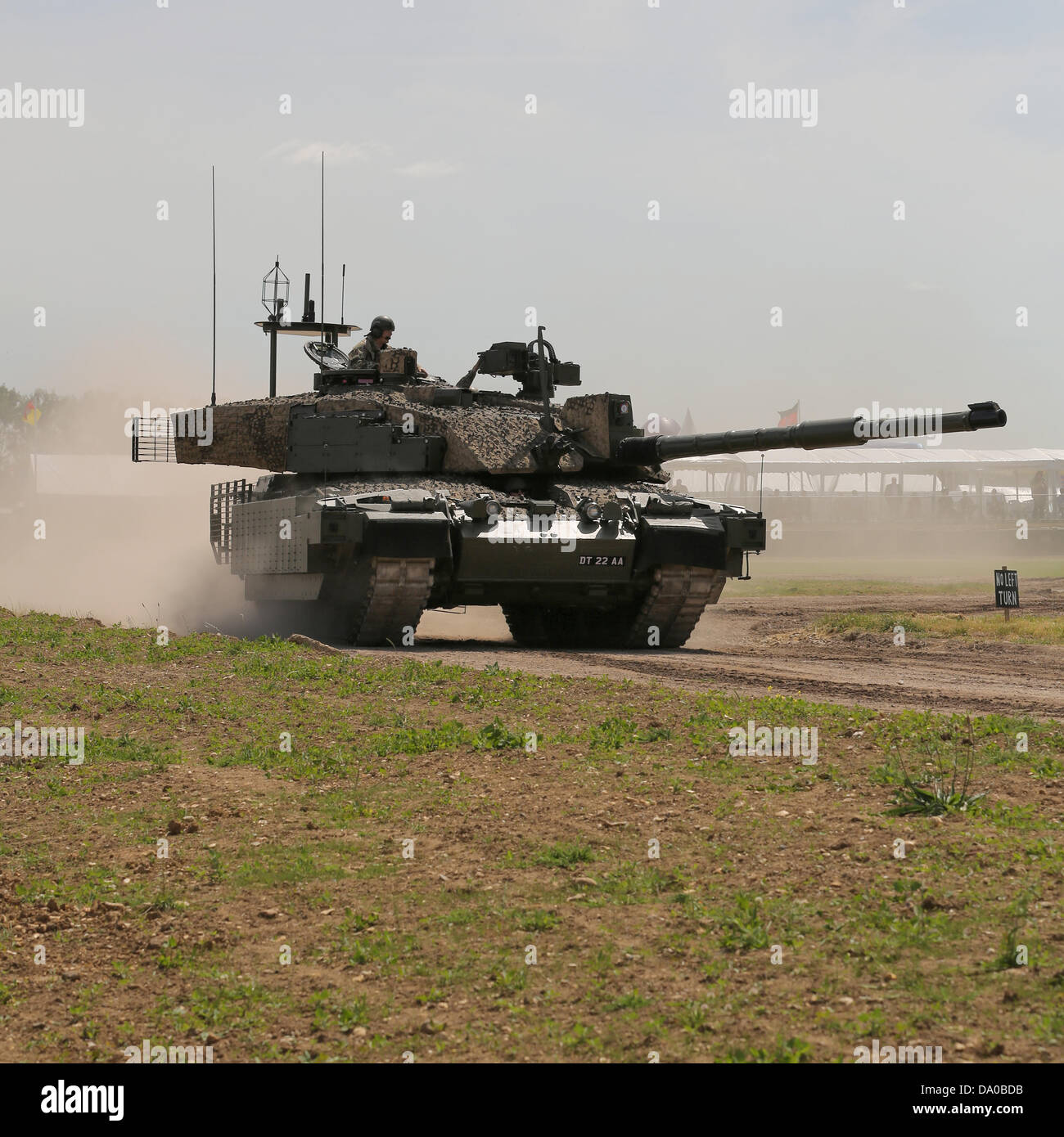 Bovington, UK. 29. Juni 2013. Die FV4034 Herausforderer 2 ist ein britischer Kampfpanzer (MBT) derzeit in Betrieb mit den Armeen des Vereinigten Königreichs und Oman. Es wurde entworfen und gebaut von der britischen Firma Vickers Defence Systems (jetzt bekannt als BAE Systems Land und Rüstung).  Challenger 2 ist eine umfangreiche Neugestaltung des Challenger 1. Obwohl der Rumpf und Kfz-Komponenten ähnlich erscheinen, sind sie von einer neueren entwerfen und zu bauen als die des Challenger 1 und weniger als 5 % der Komponenten sind austauschbar. Stockfoto