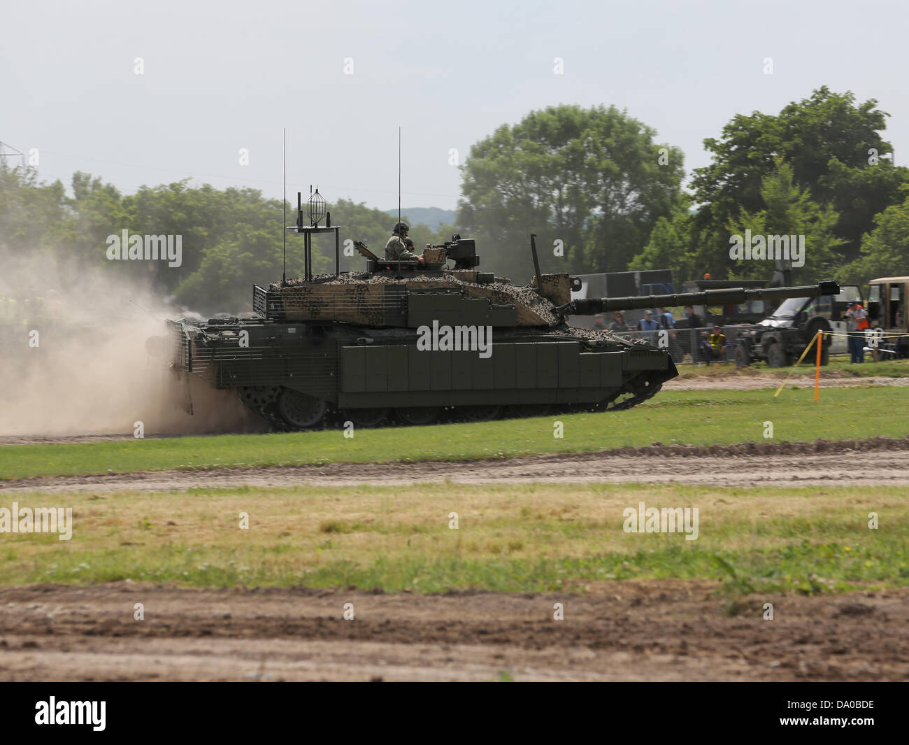Bovington, UK. 29. Juni 2013. Die FV4034 Herausforderer 2 ist ein britischer Kampfpanzer (MBT) derzeit in Betrieb mit den Armeen des Vereinigten Königreichs und Oman. Es wurde entworfen und gebaut von der britischen Firma Vickers Defence Systems (jetzt bekannt als BAE Systems Land und Rüstung).  Challenger 2 ist eine umfangreiche Neugestaltung des Challenger 1. Obwohl der Rumpf und Kfz-Komponenten ähnlich erscheinen, sind sie von einer neueren entwerfen und zu bauen als die des Challenger 1 und weniger als 5 % der Komponenten sind austauschbar. Stockfoto