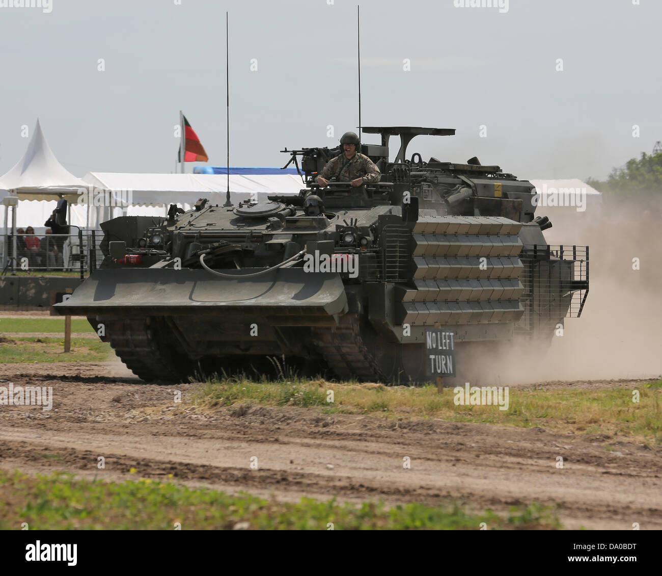 Bovington, UK. 29. Juni 2013. Die Challenger gepanzerte reparieren und Recovery Vehicle (CRARRV) ist eine gepanzerte Bergefahrzeug basierend auf der Challenger 1 Rumpf und entworfen, um zu reparieren und Wiederherstellen von beschädigten Panzer auf dem Schlachtfeld. Es hat fünf Sitze aber trägt in der Regel eine Besatzung von drei Soldaten aus der königliche elektrische und Mechanical Engineers (REME), der Fahrzeug-Mechaniker und Recovery Mechaniker Trades. Es gibt Zimmer in der Kabine für zwei weitere Passagiere (z.B. Besatzungsmitglieder des verunfallten Fahrzeugs) für einen befristeten Zeitraum. Stockfoto