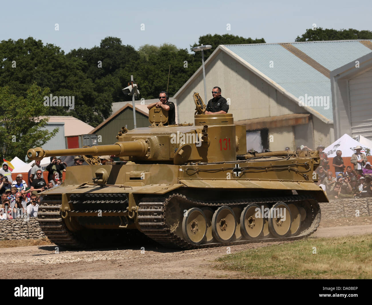 Bovington, UK. 29. Juni 2013. Tiger I ist der gemeinsame Name der ein deutscher schwerer Panzer im Jahr 1942 entwickelt und im zweiten Weltkrieg eingesetzt. Die letzte offizielle deutsche Bezeichnung war Panzerkampfwagen VI Tiger Pz.Kpfw.VI, oft abgekürzt Tiger. Es war eine Antwort auf die unerwartet beeindruckend sowjetische Rüstung begegnet in den ersten Monaten der Achse Invasion der Sowjetunion, insbesondere der t-34 und KV-1. Stockfoto