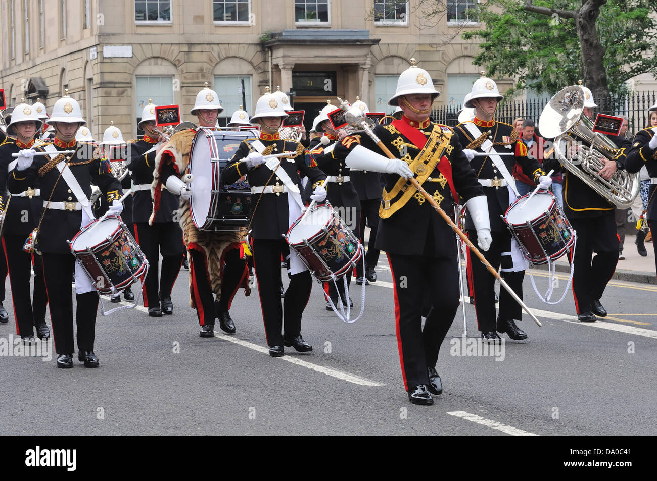 Glasgow, Vereinigtes Königreich. 29. Juni 2013. Tag der Streitkräfte. Mitglieder der Streitkräfte parade durch Blythswood Square im Stadtzentrum von Glasgow. Stockfoto