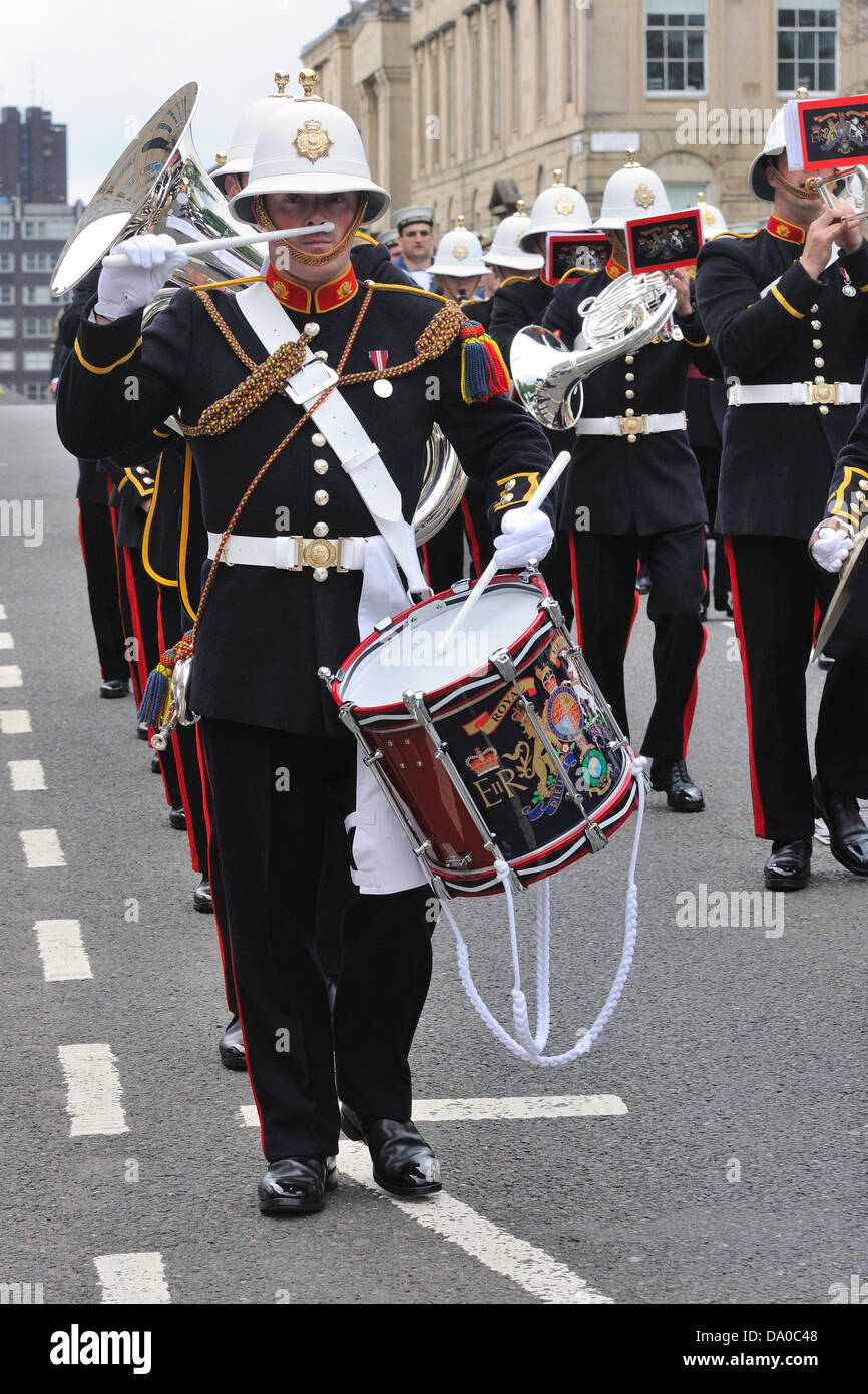 Glasgow, Vereinigtes Königreich. 29. Juni 2013. Tag der Streitkräfte. Mitglieder der Streitkräfte die parade durch die Innenstadt von Glasgow. Stockfoto