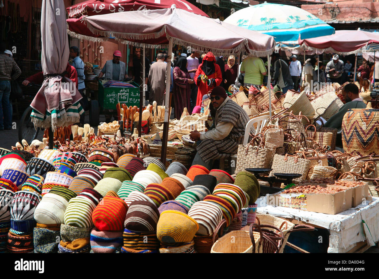 Kunsthandwerk im Verkauf in der Medina in Marrakesch, Marokko Stockfoto