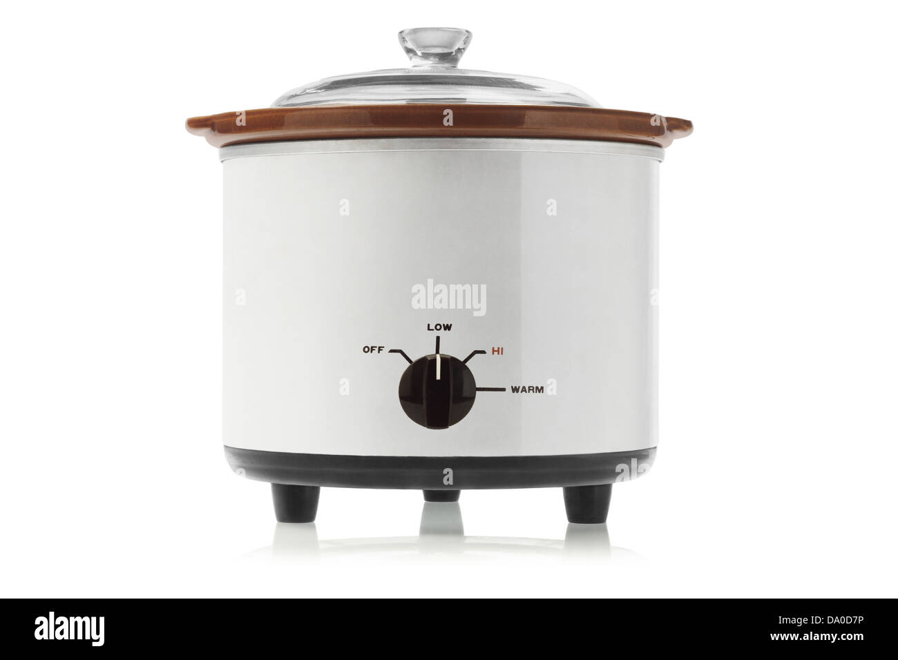 Elektro Slow Cooker auf weißem Hintergrund Stockfoto