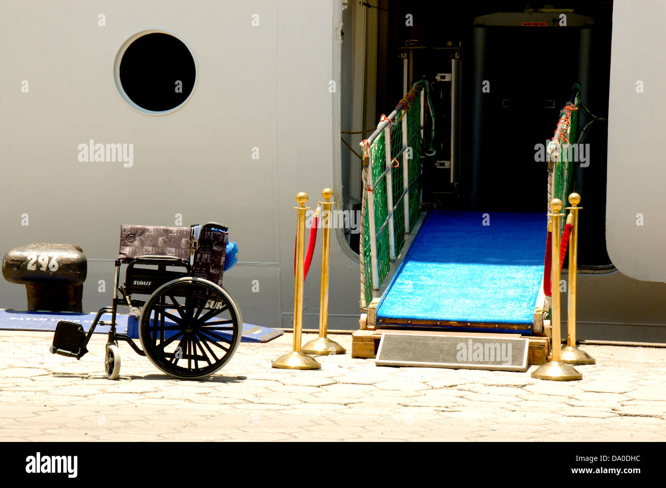 Rollstuhl in der Nähe von Gangway eines Kreuzfahrtschiffes, behinderte Reisende zu helfen. Stockfoto