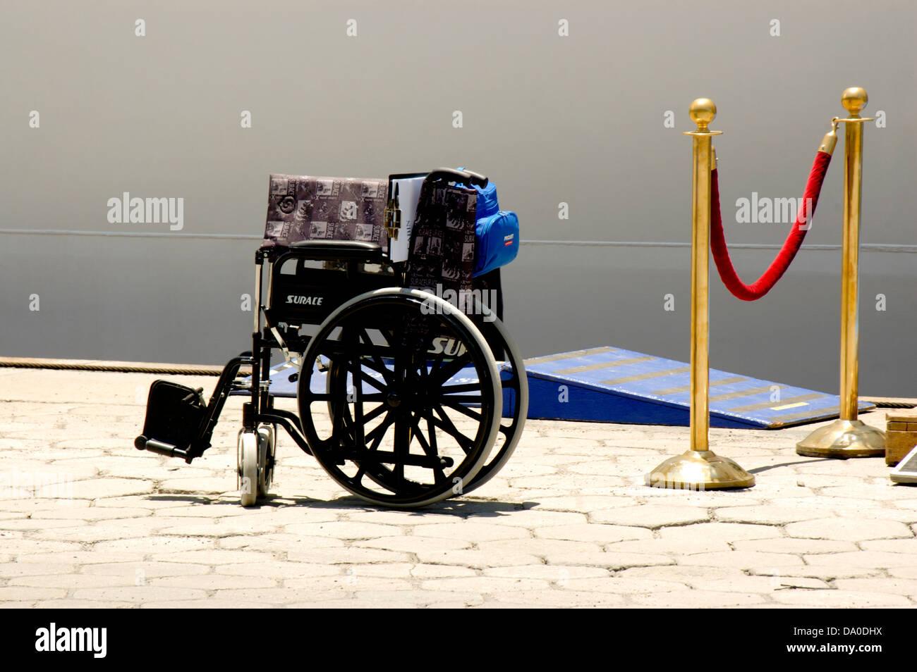Rollstuhl in der Nähe von Gangway eines Kreuzfahrtschiffes, behinderte Reisende zu helfen. Stockfoto
