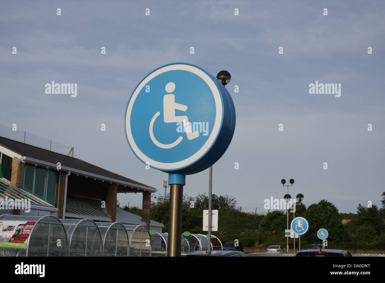 Behindertenparkplätze, Zeichen in Asda-Parkplatz Stockfoto