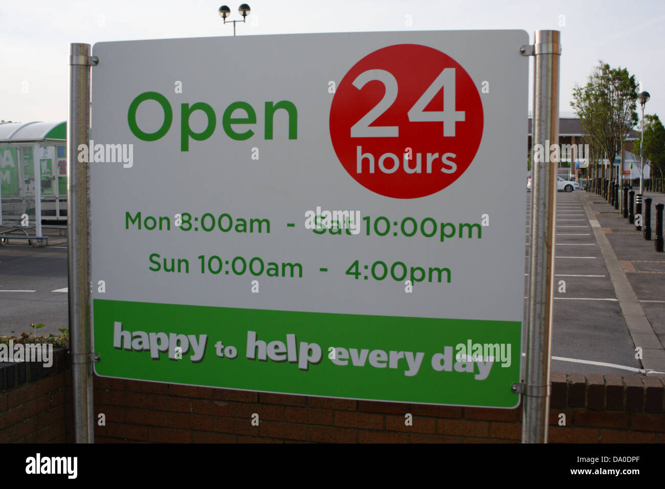 Melden Sie mit Öffnungszeiten und Zeiten für Asda super Store in Grangetown Sunderland. Zeichen Advertises rund um die Uhr geöffnet Stockfoto