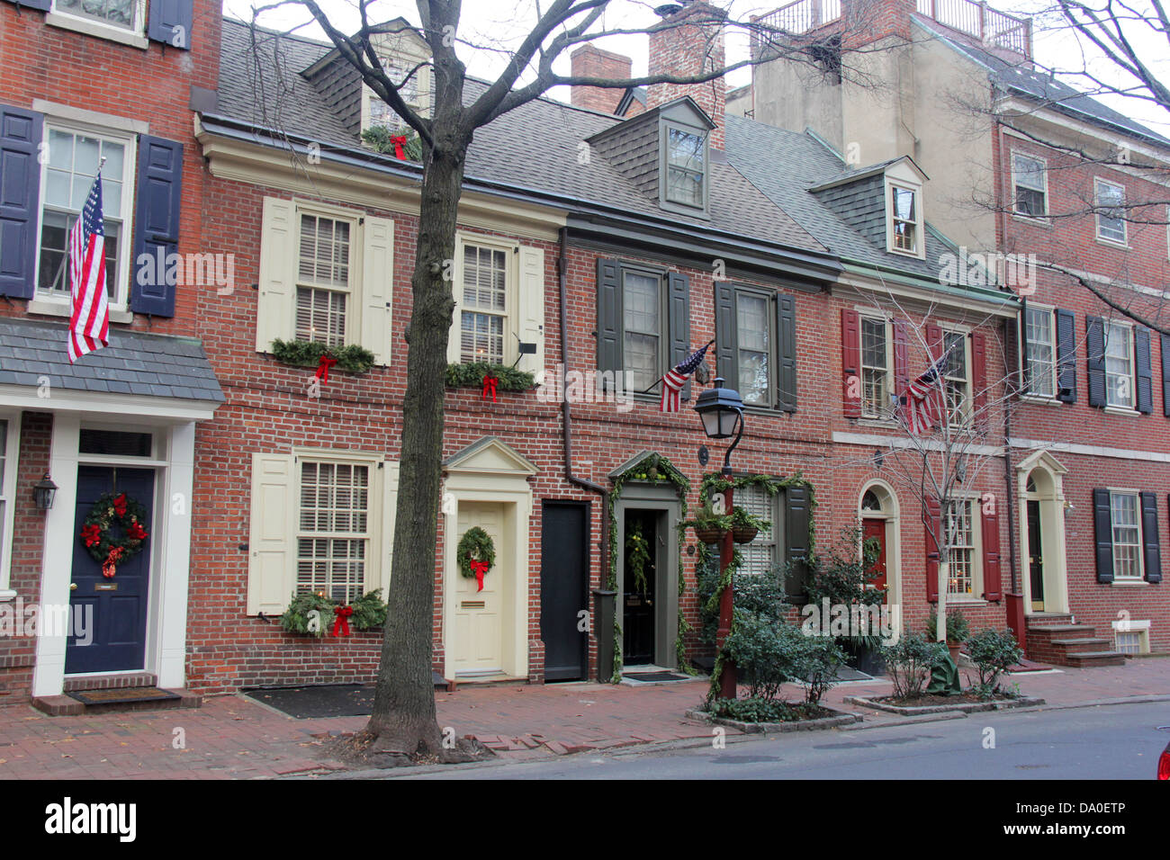 Häusern im Kolonialstil in Philadelphia, Pennsylvania mit Weihnachtsschmuck. Stockfoto