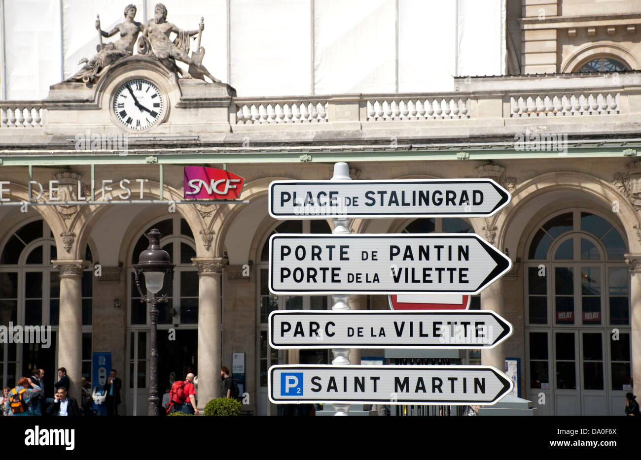 Direktionale Beschilderung außerhalb Gare de L'est, Paris, Frankreich. Stockfoto