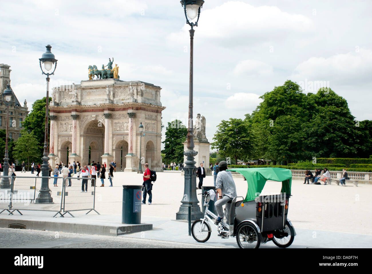 Blick auf den Arc de Triomphe du Carrousel, Paris, Frankreich, mit Blick auf den Jardin des Tuileries. Stockfoto