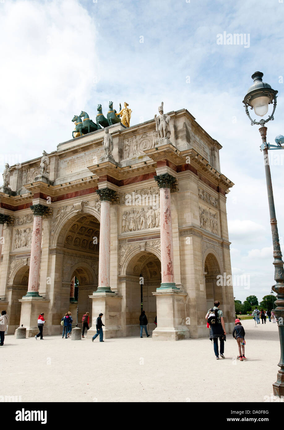 Blick auf den Arc de Triomphe du Carrousel, Paris, Frankreich, mit Blick auf den Jardin des Tuileries. Stockfoto