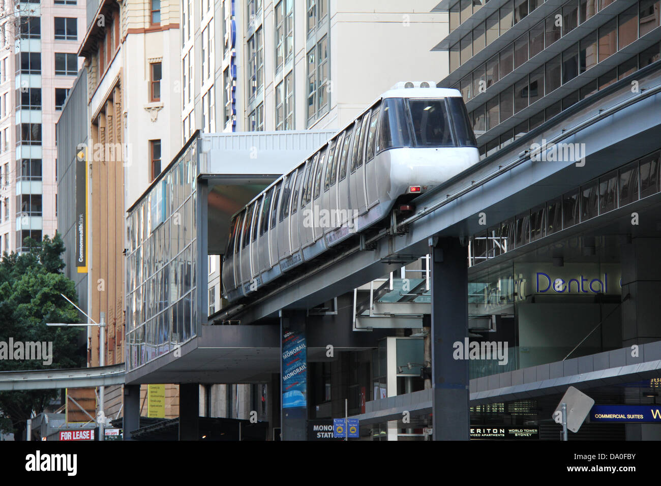 Sydney, NSW, Australien. 30. Juni 2013. Als Menschen, die versucht, die Sydney Monorail ein letztes Mal auf seine letzten Tag der Operation zu reiten gab es lange Schlangen. Die Einschienenbahn-Infrastruktur werden entfernt, um Platz für ein neues Übereinkommen am Darling Harbour centre machen. Kredit: Kredit: Richard Milnes / Alamy Live News. Stockfoto