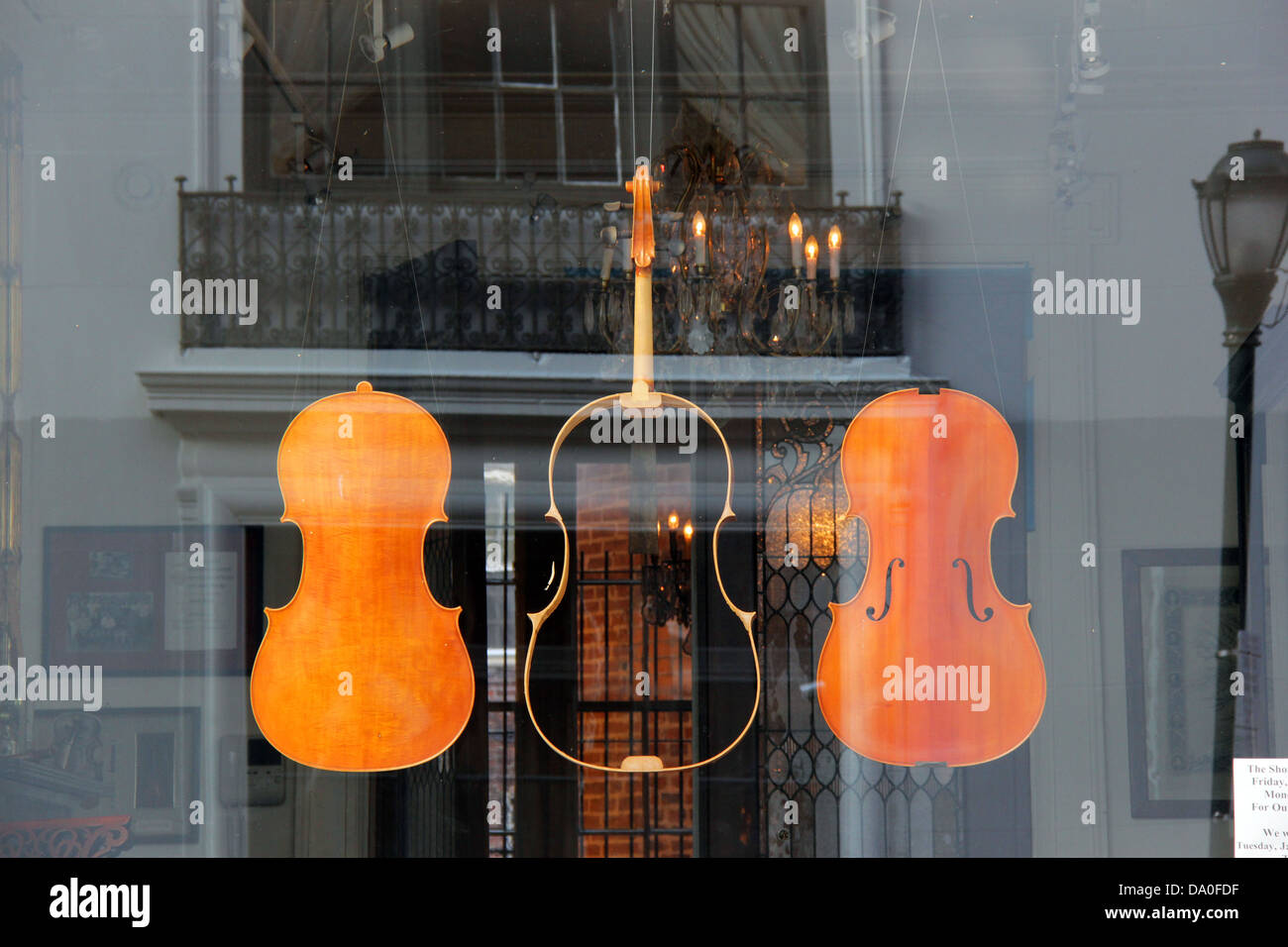 Geigen in einem Gitarrenbauer Fenster. Stockfoto