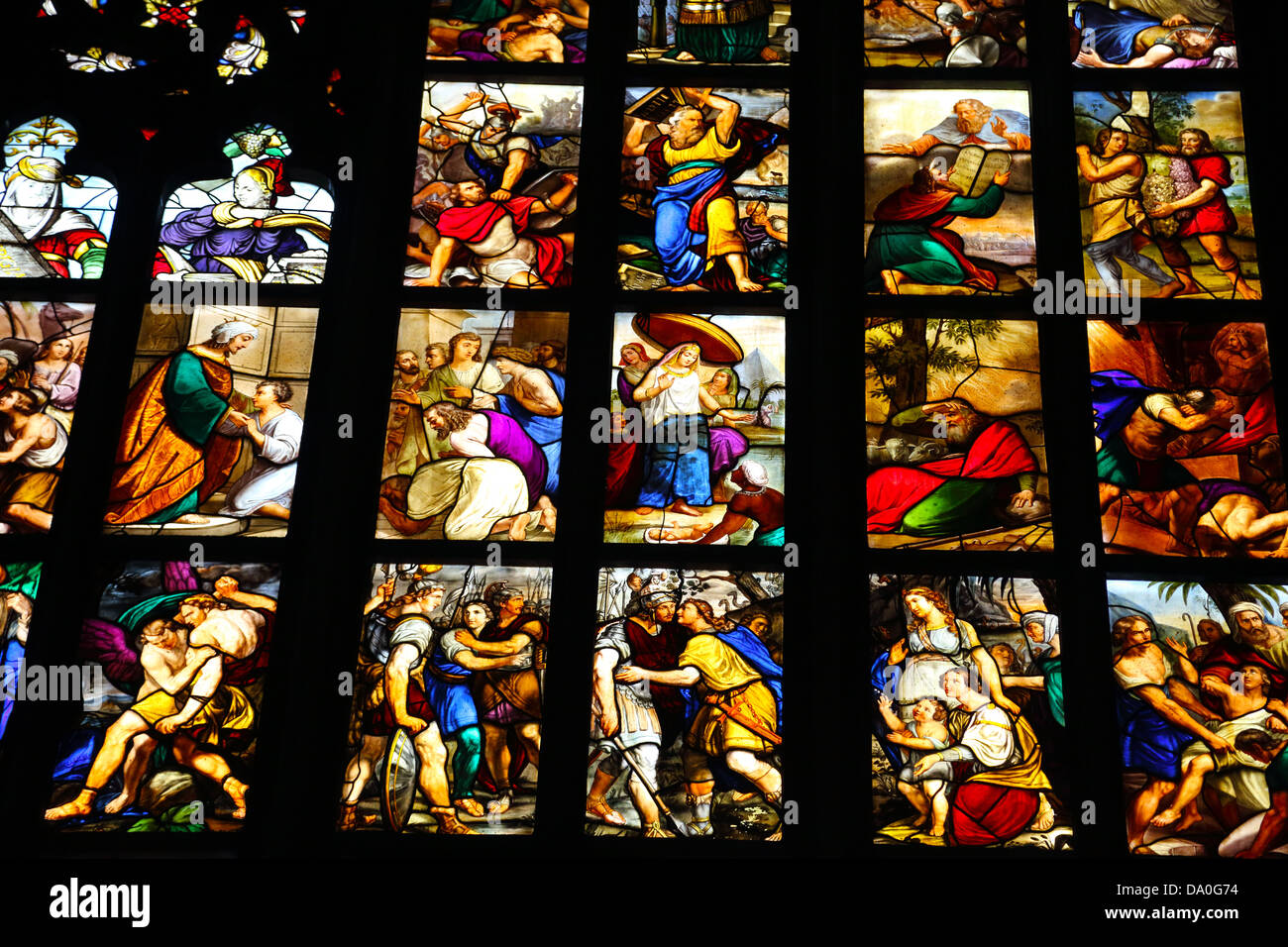 Glasfenster im Dom in Mailand Italien Stockfoto
