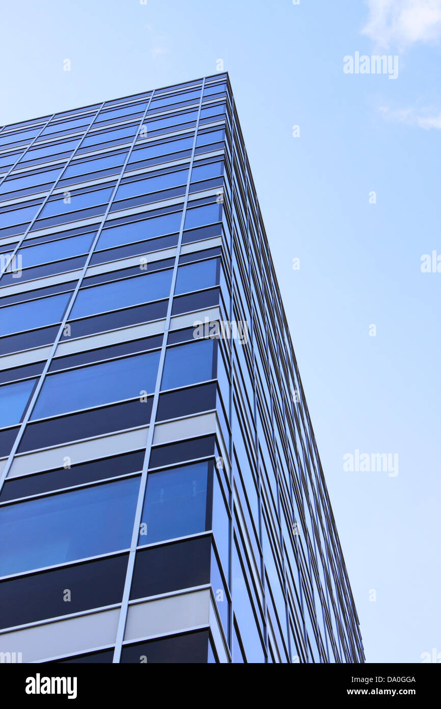 Moderne Glas-Wolkenkratzer auf blauen Himmelshintergrund Stockfoto