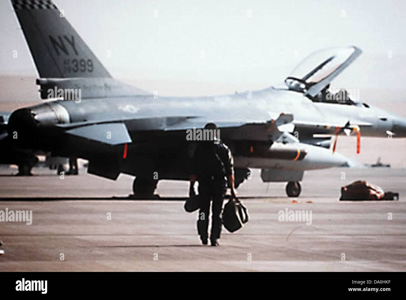 Der 174th Fighter Wing, speziell die 138th Fighter Squadron, spielte eine wichtige Rolle bei der Operation Desert Storm im Jahr 1991. Das Geschwader flog die F-16 Fighting Falcon, was für eine enge Luftunterstützung und Luftüberlegenheit bei Kampfeinsätzen sorgte. Stockfoto