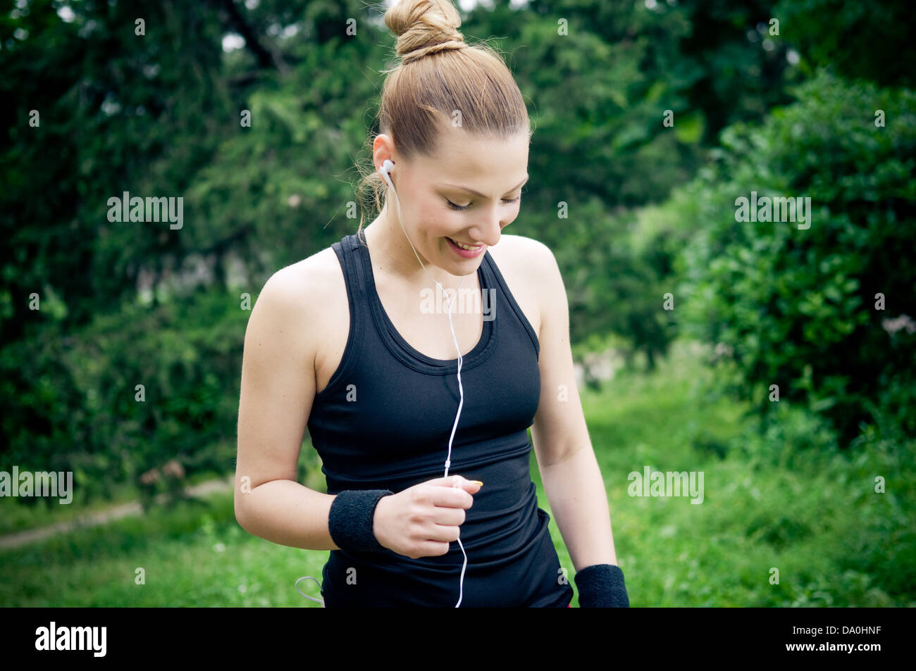 Fit Sportlerin Musikgenuss Stockfoto