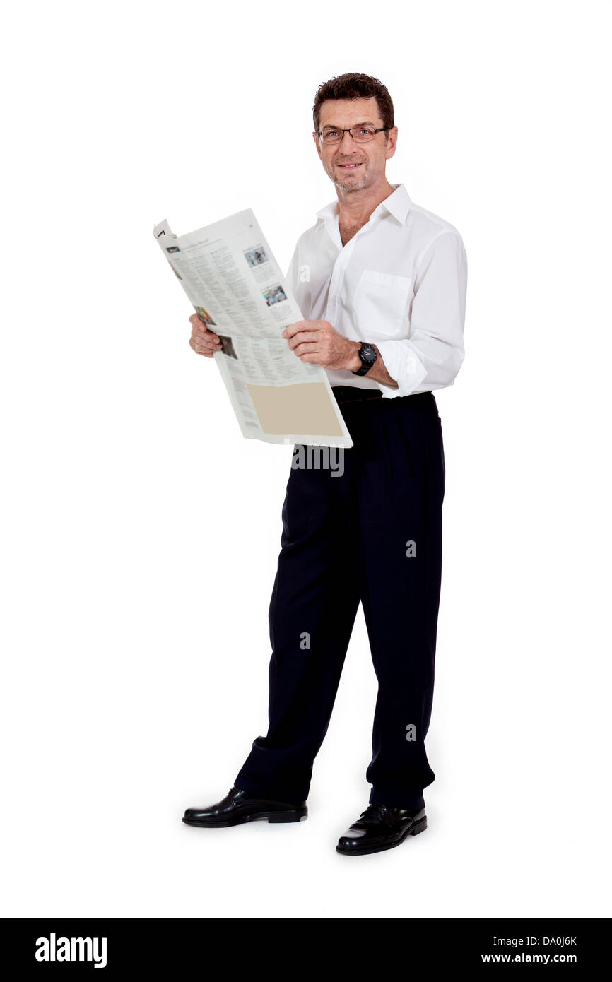 attraktive Erwachsene Geschäftsmann lesen Zeitung isoliert auf weißem Hintergrund Stockfoto
