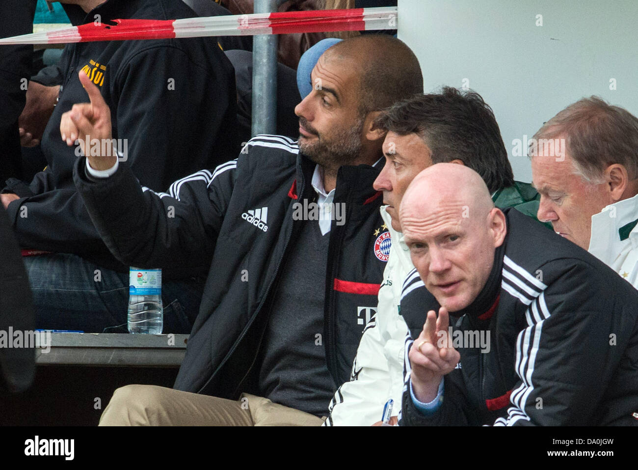 Weiden In Der Oberpfalz, Deutschland. 29. Juni 2013. Weiden In Der Oberpfalz, Deutschland. 29. Juni 2013. Bayern Trainer Pep Guardiola (L-R), Co-Trainer Domenec Torrent und Sportdirektor Matthias Sammer auf der Trainer-Bank beim Freundschaftsspiel zwischen Fanclub Wildenau und Bayern München im Sparda-Bank-Stadion in Weiden In Der Oberpfalz, Deutschland, 29. Juni 2013 sitzen. Foto: Armin Weigel Stockfoto