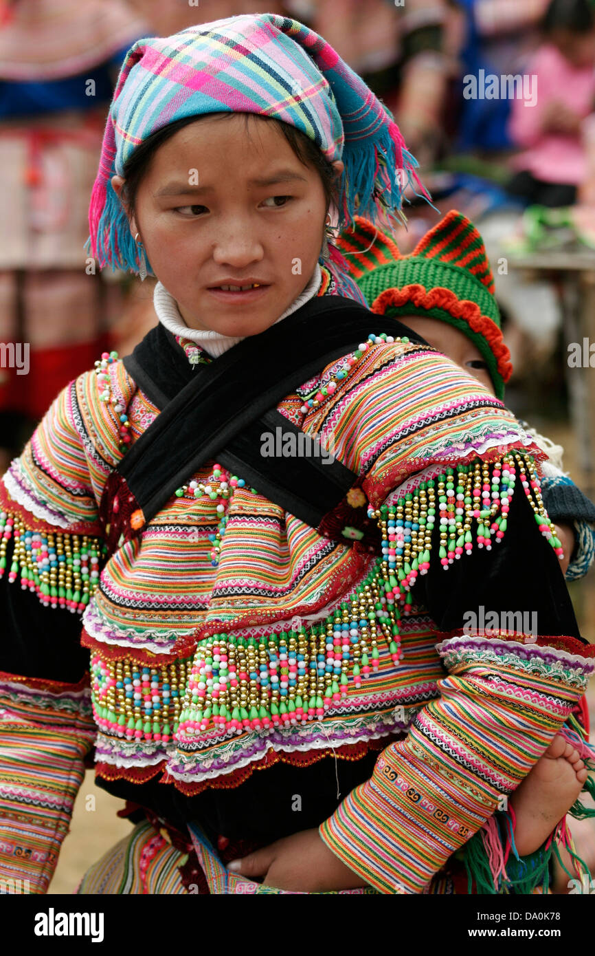 Flower Hmong Frau mit ihrem Kind auf dem Rücken auf dem Markt in Bac Ha, Vietnam, Südostasien Stockfoto