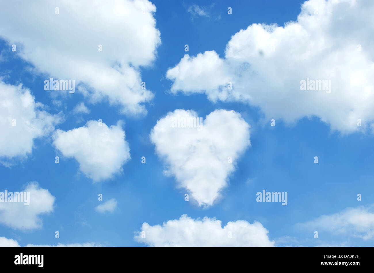 Sonnigen blauen Himmel mit einer Wolke in der Form eines Herzens Stockfoto