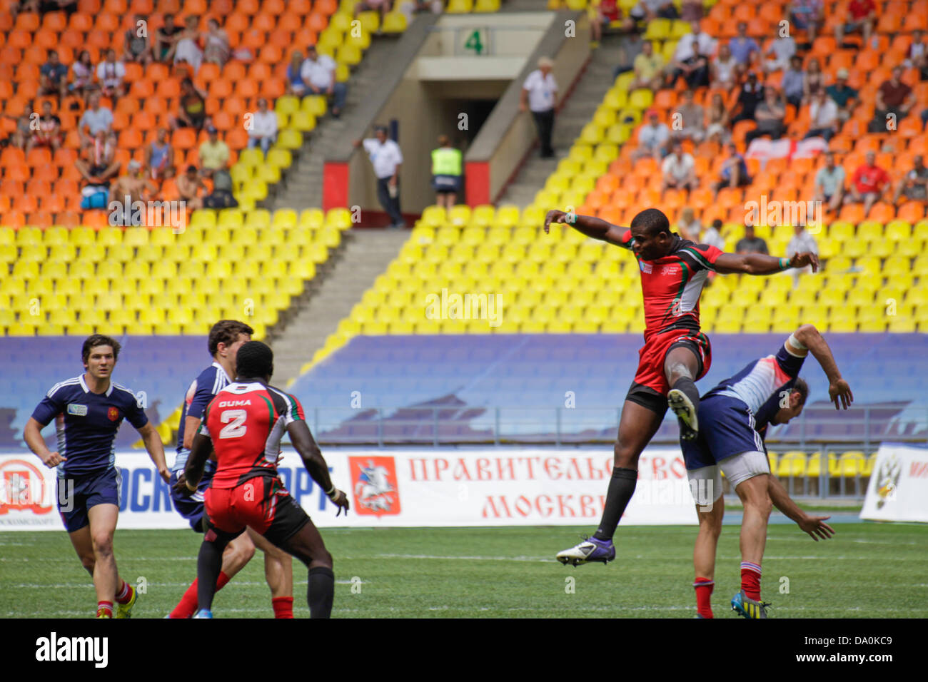 Moskau, Russland. 30. Juni 2013. Willy Ambaka hoch in die Luft während der Kenia V Frankreich Viertel-Finale auf die Rugby World Cup 7er im Luzniki-Stadion in Moskau, Russland. Kenia ging gewinnt 24-19 Sicherung einen Platz in der Cup-Halbfinale gegen England. Bildnachweis: Elsie Kibue / Alamy Live News Stockfoto