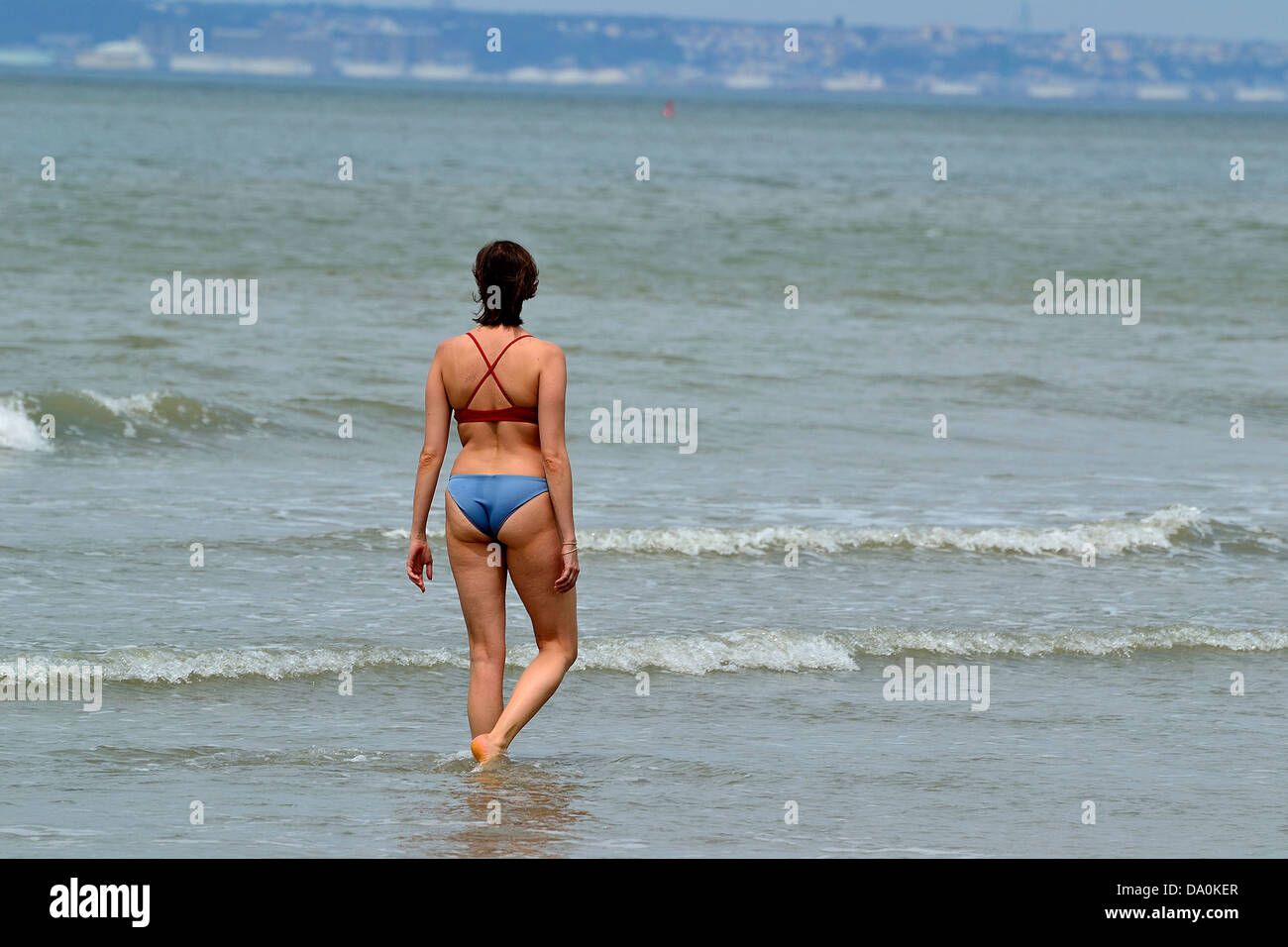 Eine Frau am Strand, Trouville-Sur-Mer (Calvados, Normandie, Frankreich). Stockfoto
