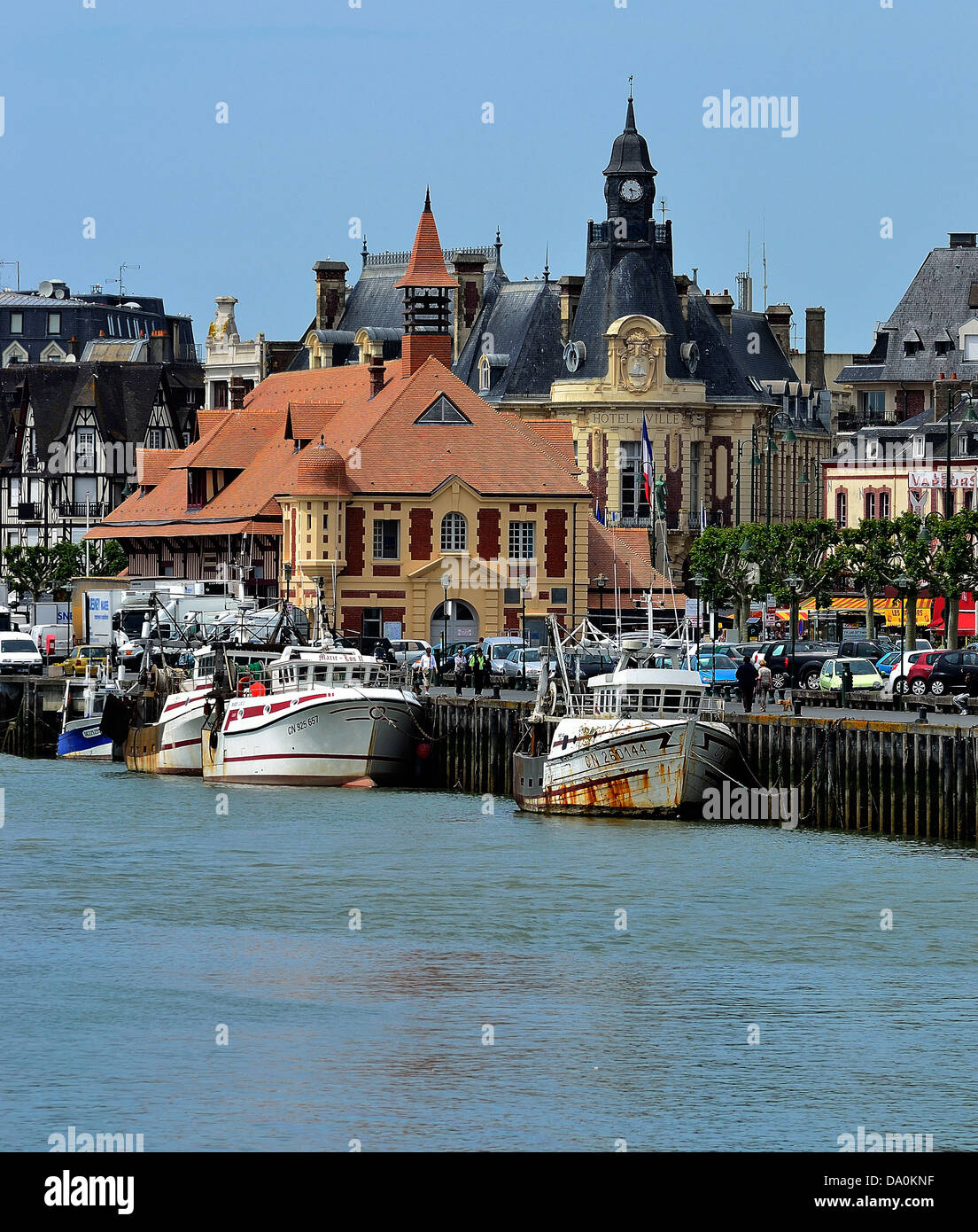 Hafen von Trouville Sur Mer, Touques Fluss, Rathaus im Hintergrund (Calvados, Normandie, Frankreich). Stockfoto
