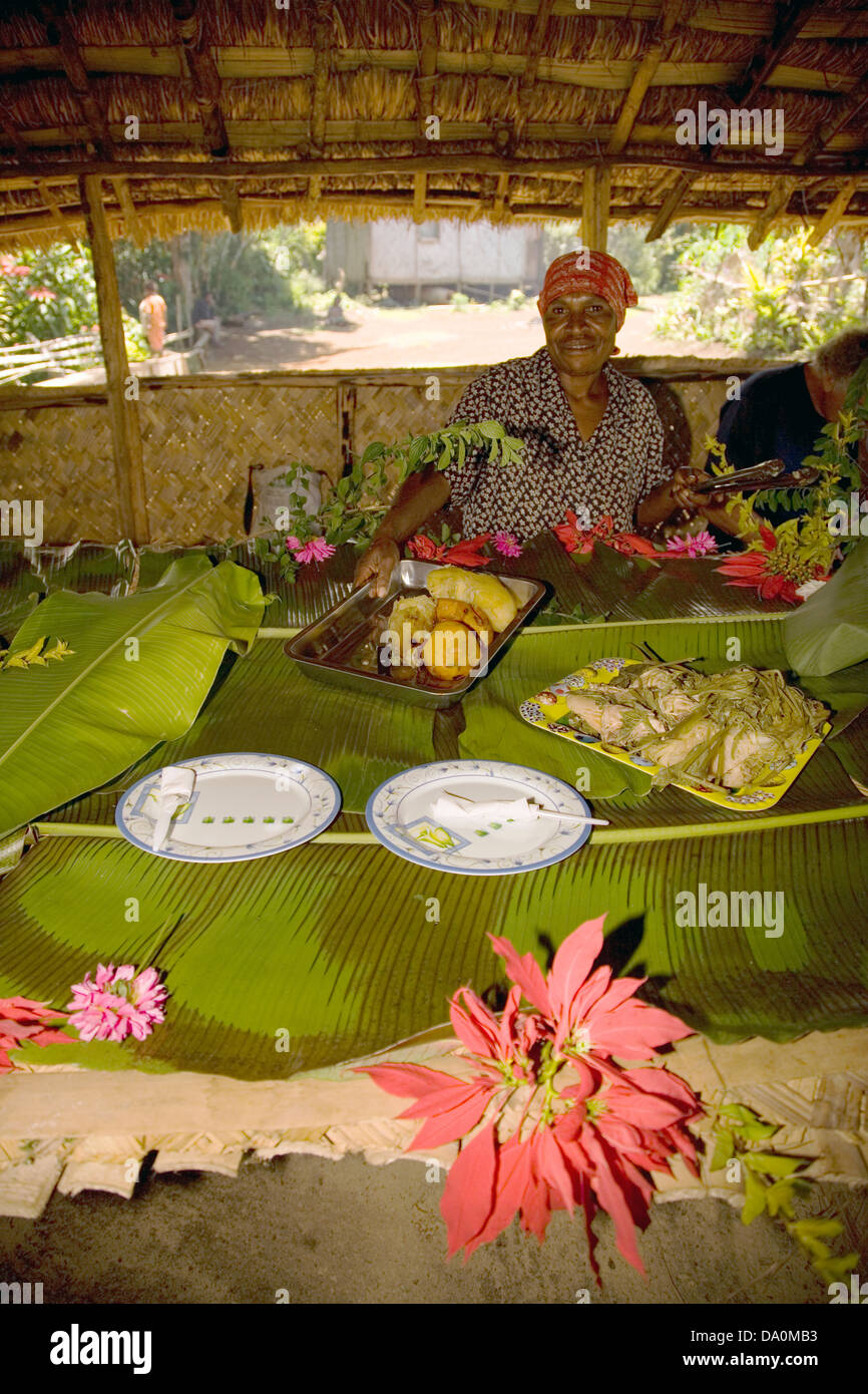 Tätig in einer traditionellen "Mumu" Mittagessen, Geremiaka Dorf, Eastern Highlands Province (Papua-Neuguinea) Stockfoto
