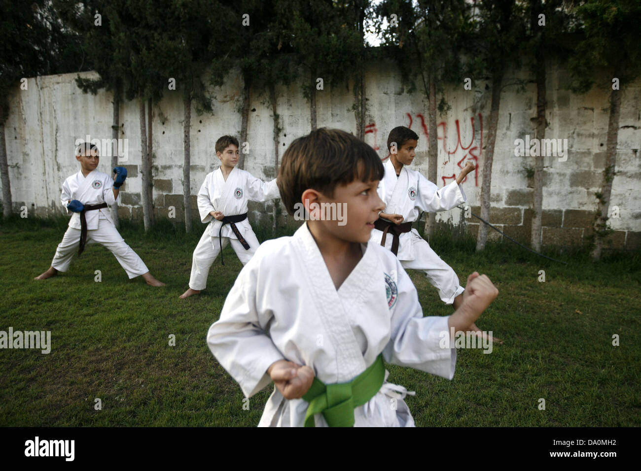 29. Juni 2013 - Gaza-Stadt, Gazastreifen, Palästina - palästinensischen Jungen an ein Karate-Klasse, deren Ziel es ist auf die Vermittlung von Selbstverteidigungstechniken während der Sommerferien im Sportclub in Gaza-Stadt am 29. Juni 2013 teilnehmen (Credit-Bild: © Emad Nassar/APA Images/ZUMAPRESS.com) Stockfoto