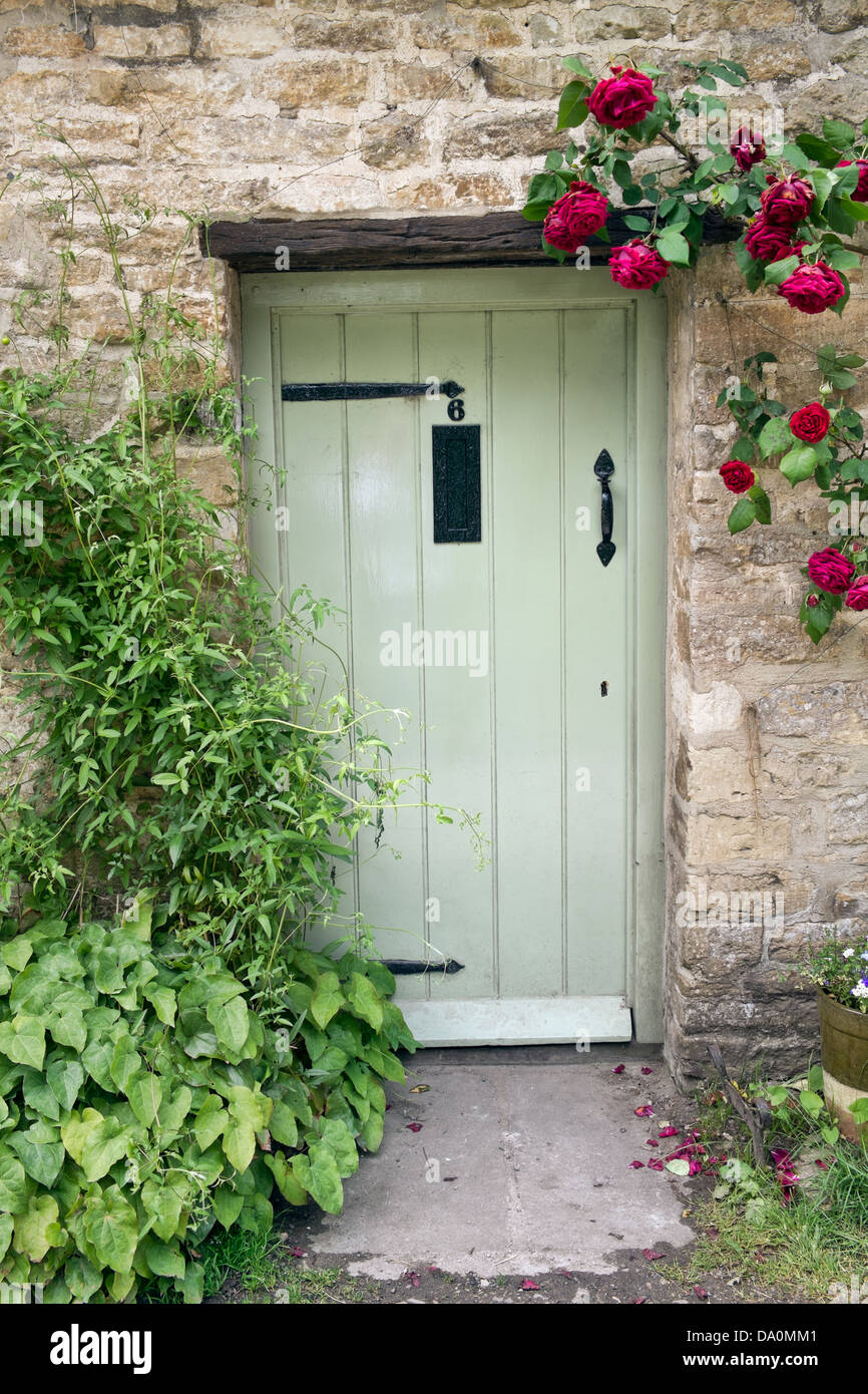 Die hübsche Haustür eines der Ferienhäuser, die umfassen Arlington Row in Bibury, Gloucestershire, UK Stockfoto