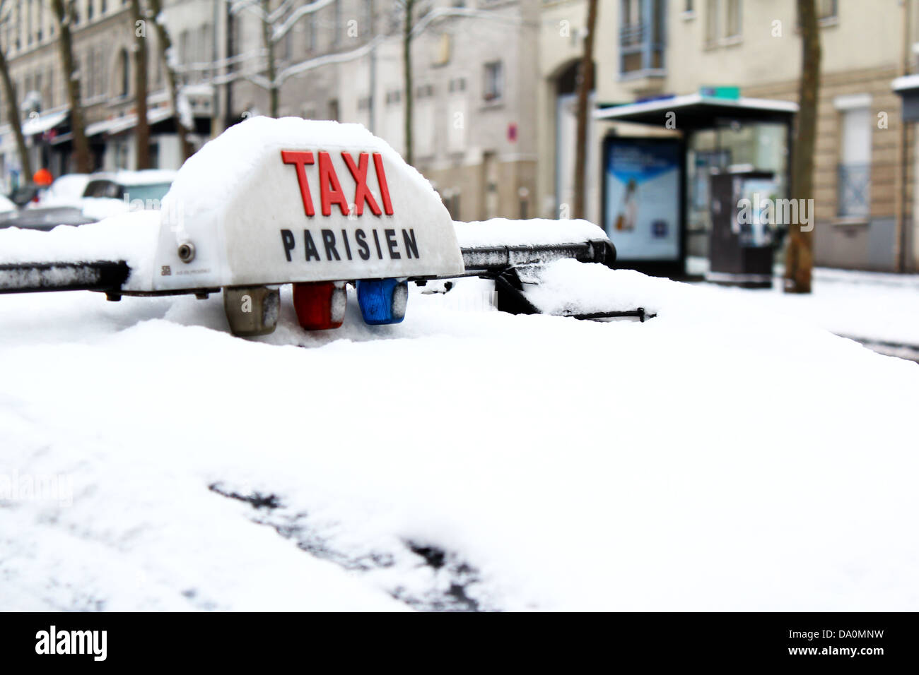 Seltenen Schneefall in Paris, Frankreich - 19. Januar 2013. Taxi-Dach unter der Schneedecke begraben. Stockfoto