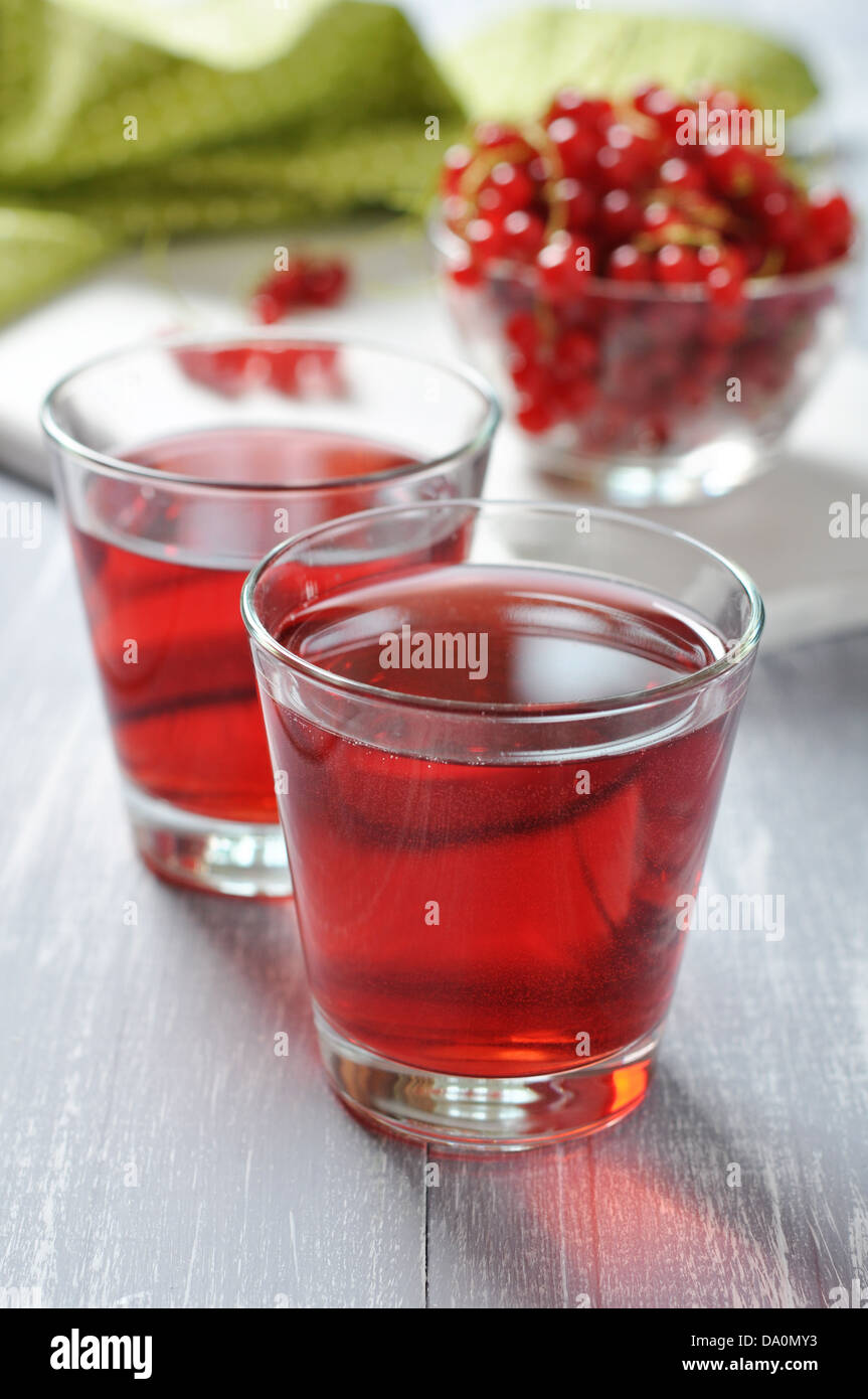 Rote Johannisbeere Drink und Beeren auf hölzernen Hintergrund Stockfoto