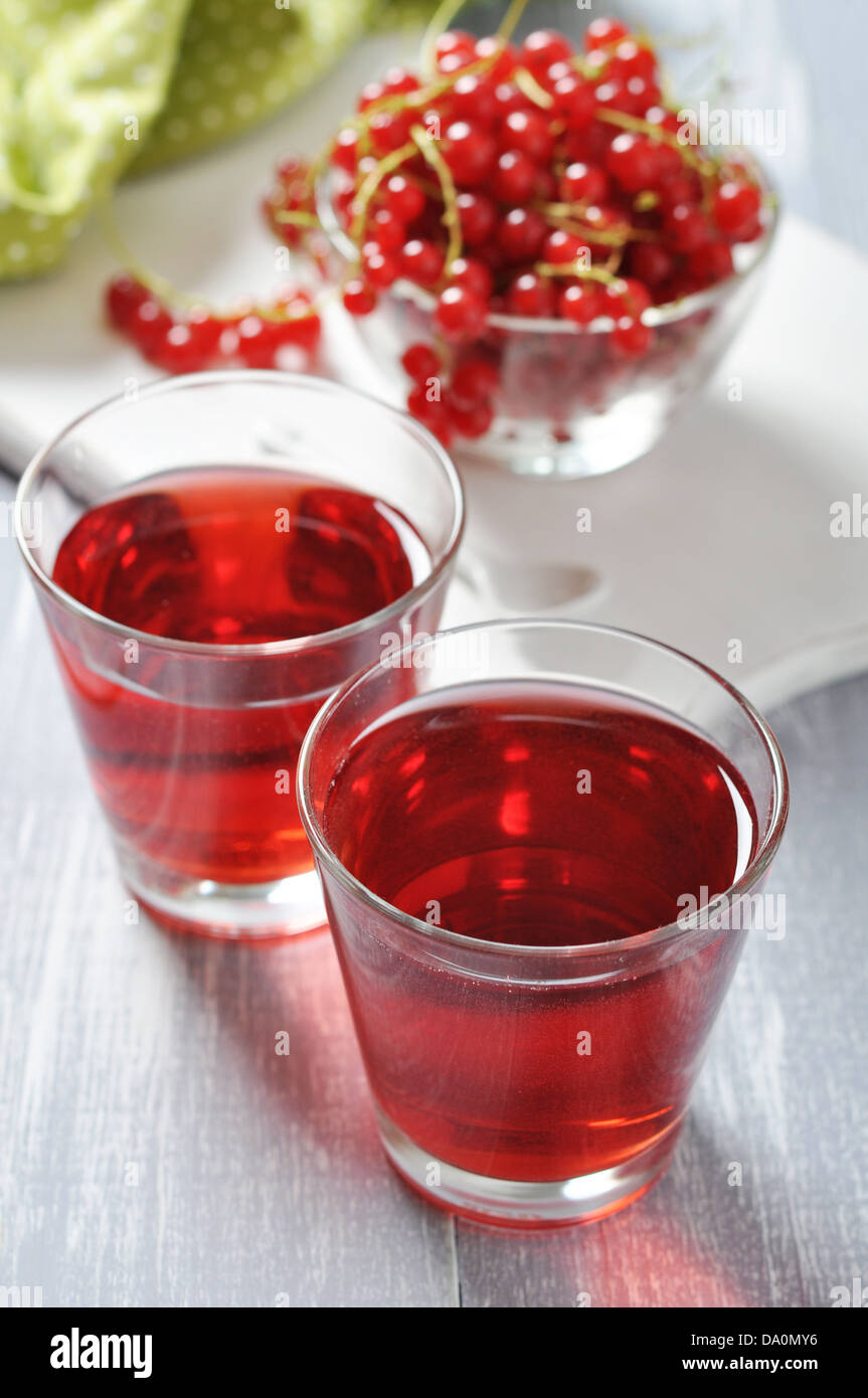 Rote Johannisbeere Drink und Beeren auf hölzernen Hintergrund Stockfoto