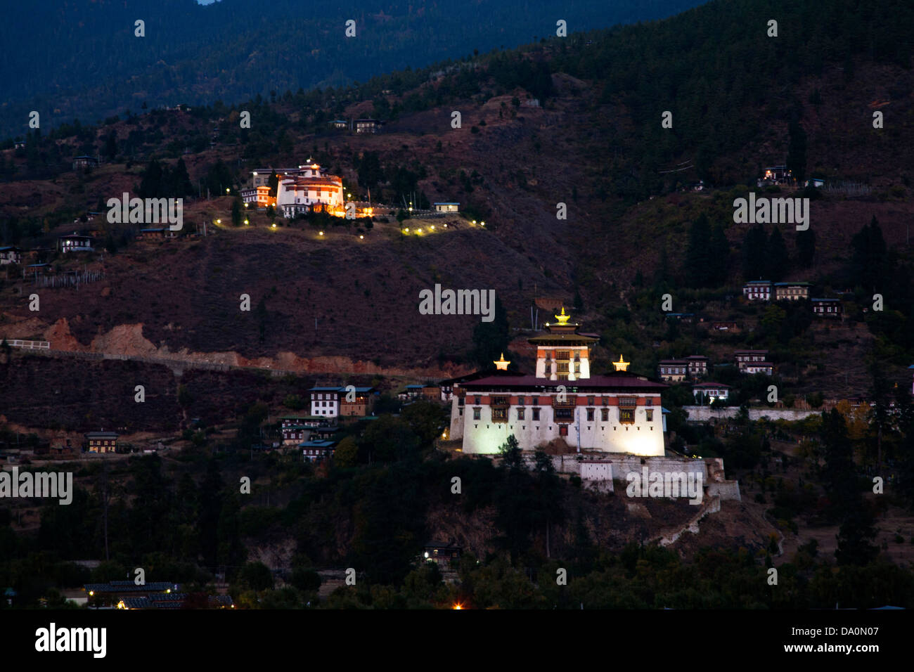Paro Dzong (Rinpung Dzong) im Vordergrund und das Nationalmuseum oben im westlichen Bhutan. Stockfoto