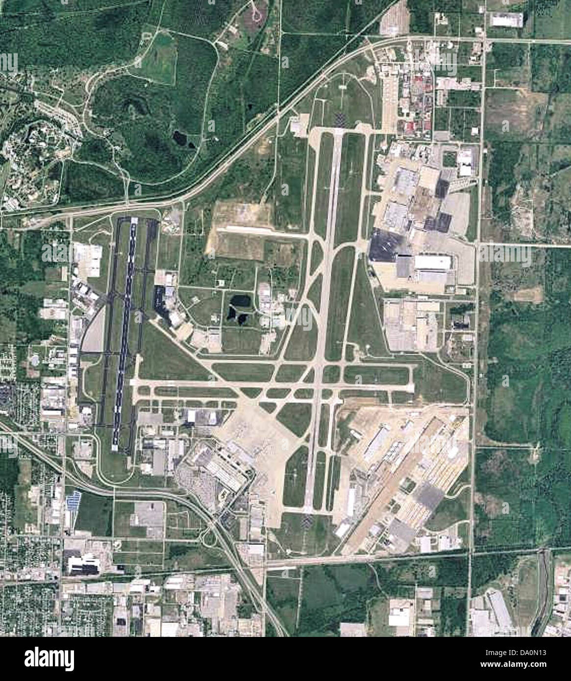 Der internationale Flughafen Tulsa in Tulsa, Oklahoma, ist ein wichtiger regionaler Drehkreuz für nationale und internationale Flüge. Der Flughafen übernimmt Passagierflüge, Frachttransporte und verschiedene Luftverkehrsdienste und unterstützt so die Bedürfnisse der gewerblichen und privaten Luftfahrt. Stockfoto