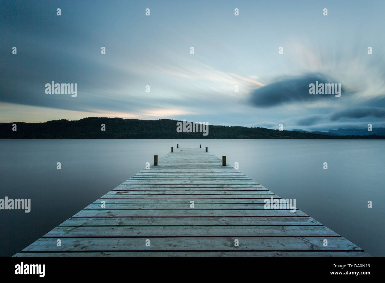 Holzsteg bei Sonnenuntergang, Lake Windermere im englischen Lake District (UK) Stockfoto