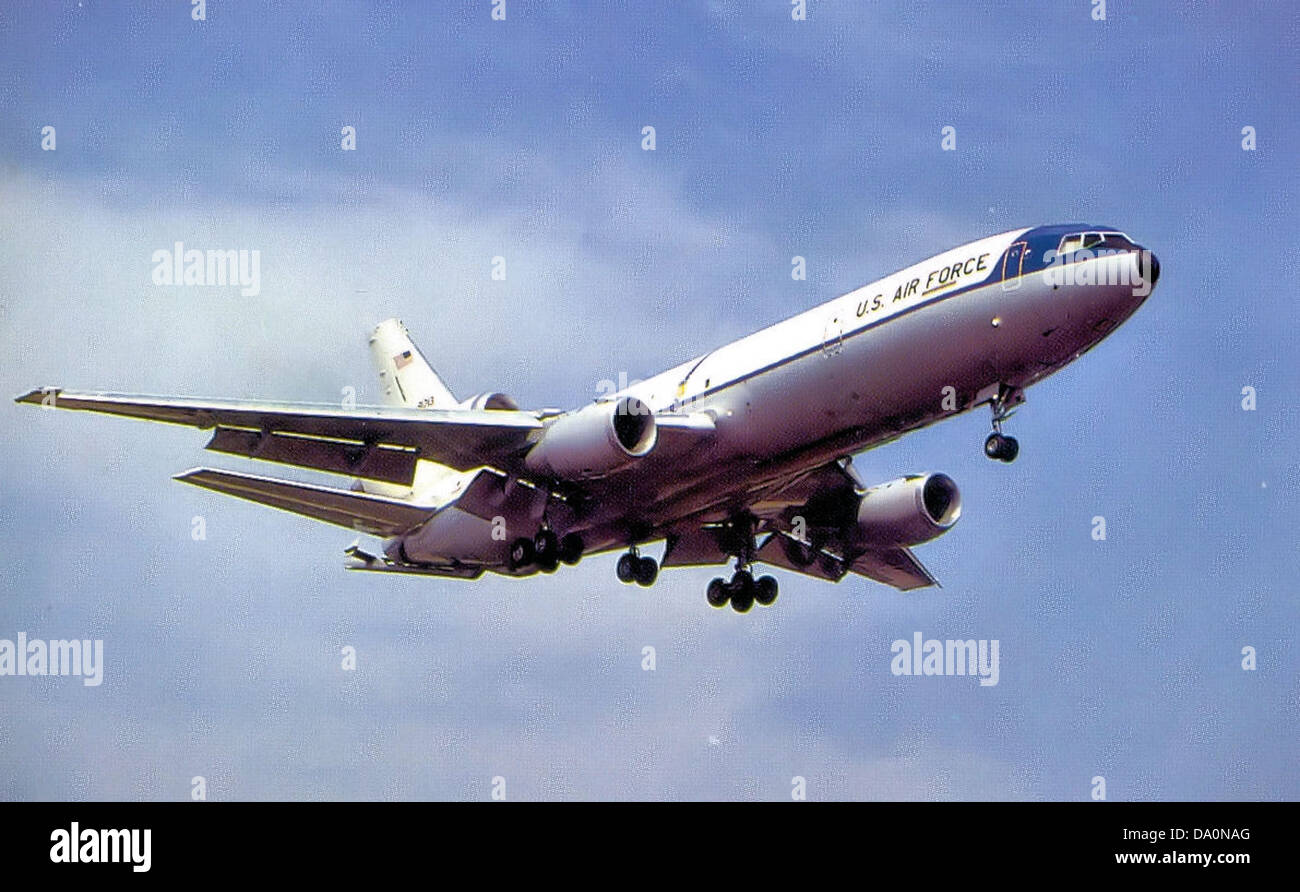 Der KC-10 Extender, ein Luft-Luft-Tankschiff der 306th Air Betankungsgeschwader, trifft 1986 bei der RAF Mildenhall ein, um US- und NATO-Flugzeuge in Europa zu unterstützen und die operativen Fähigkeiten zu verbessern. Stockfoto