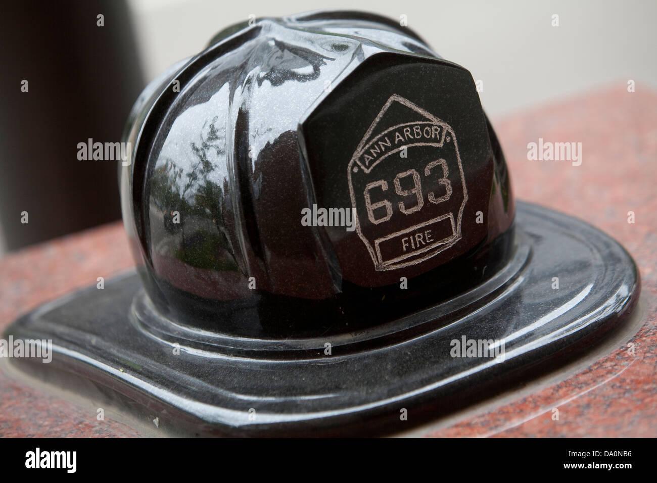 Feuerwehrleute, die Gedenkstätte von Ann Arbor Feuerwache 1 bei 111 North Fifth Ave in Ann Arbor, Michigan gesehen ist gefallen Stockfoto