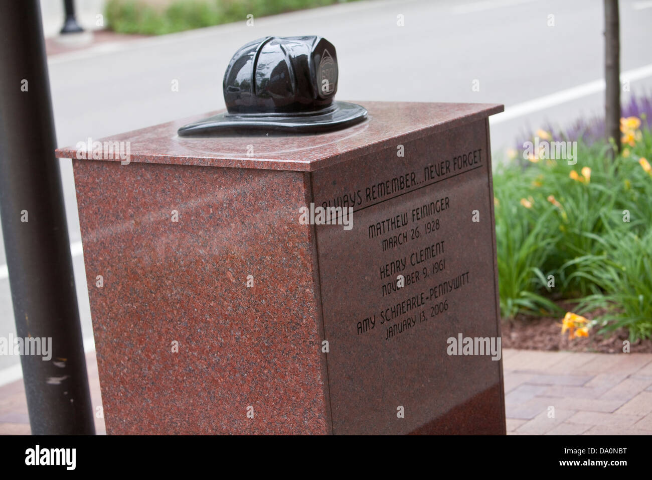 Feuerwehrleute, die Gedenkstätte von Ann Arbor Feuerwache 1 bei 111 North Fifth Ave in Ann Arbor, Michigan gesehen ist gefallen Stockfoto