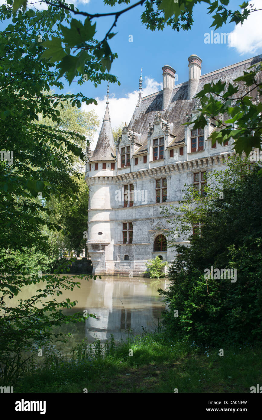 Ein Blick auf das historische Schloss Azay le Rideau im Tal Loire, Frankreich. Umrahmt von Bäumen aus über den Graben Stockfoto
