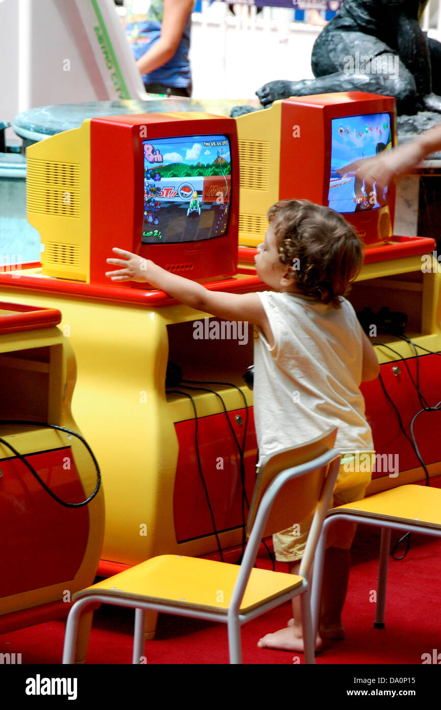 Kind spielt Computer Spiele Keime ein Spielhaus in einem Einkaufszentrum Stockfoto