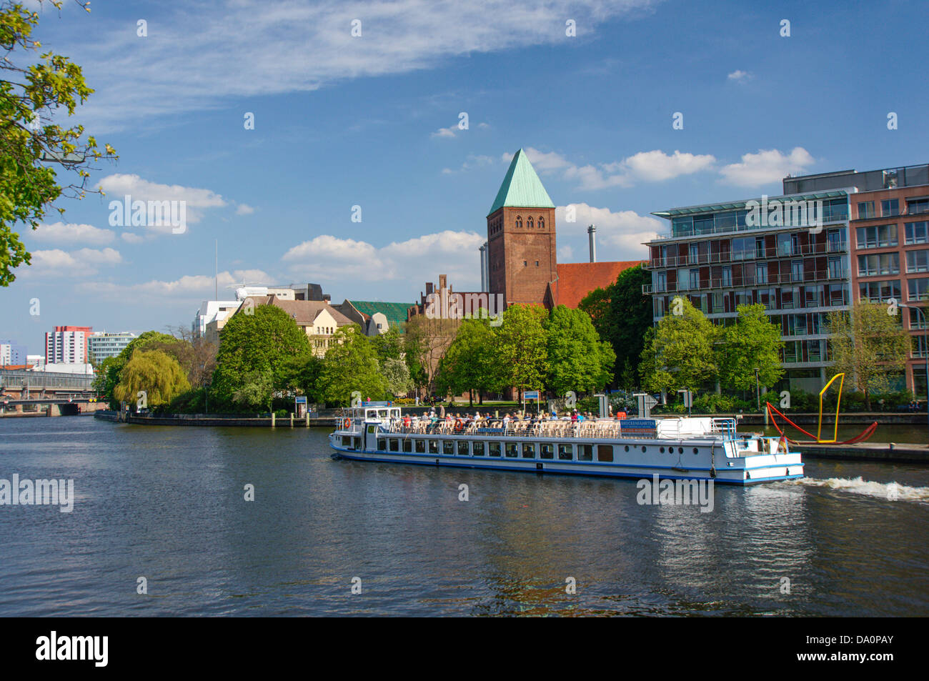 Schifffahrt auf der Spree, Hintergrund Maerkisches Musuem, Berlin, Deutschland Stockfoto