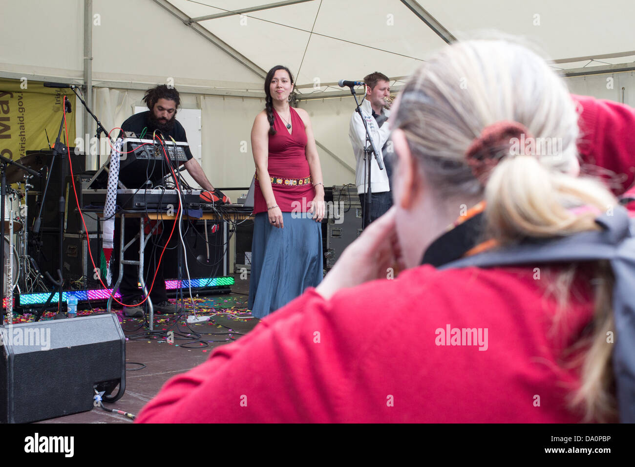 Sänger und Musiker durchführen auf einer Bühne beim Afrikatag Festival. Stockfoto